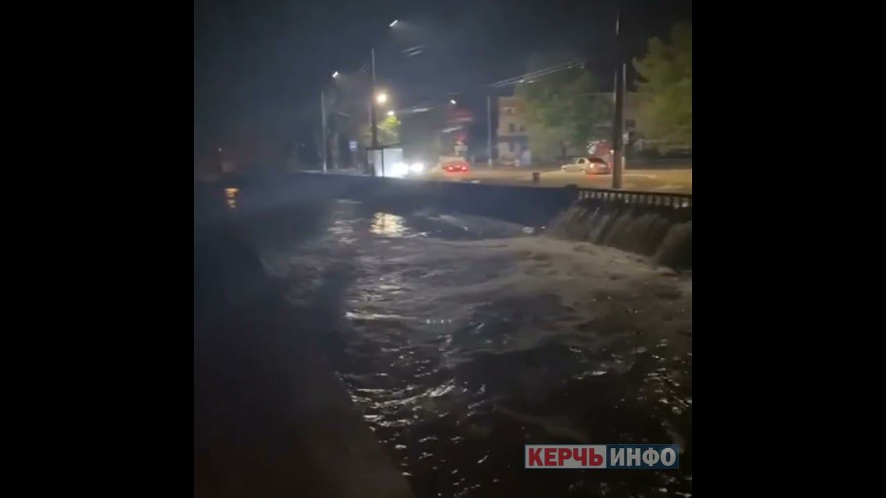 Беды не миновать? Вода бурным потоком наполняет Мелек-Чесме смотреть онлайн
