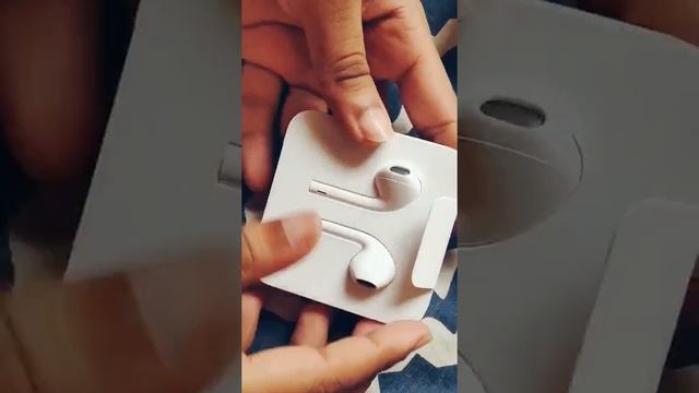 Apple EarPods headphone plug 2020