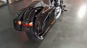 Sport Glide™ Harley-Davidson® Softail® 2021 - Vivid Black Deluxe