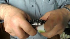 Процесс изгиба гофрированной нержавеющей трубы под прямым углом с минимальным радиусом.