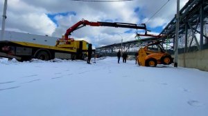 Грузовой эвакуатор манипулятор поднимает погрузчик 3,6 тонны на полном вылете крана