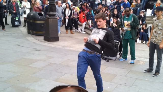 Gangnam style perfomance @Piccadilly Circus смотреть онлайн