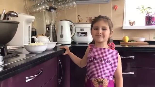 Картошка с мясом в соусе . Рубрика я и моя крестница Иоланта ? смотреть онлайн