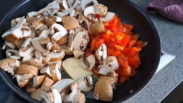 Куриная грудка с болгарским перцем и грибами в нежном соусе / соус с мясом / курица в соусе смотреть онлайн