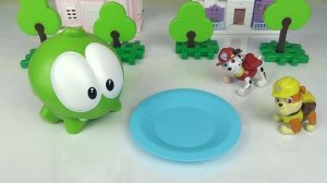 Ам Ням и Щенячий патруль играют в игру Съедобное - Несъедобное.