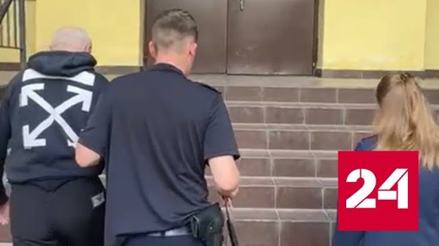 СК показал кадры задержания подозреваемого в поджоге человека - Россия 24 