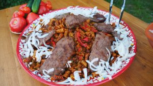 Праздничные макароны с мясом в казане на костре.