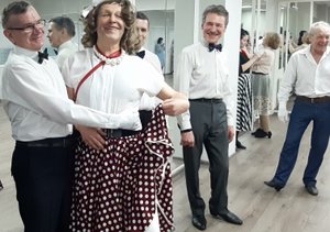 возьмите даму на руки