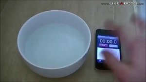 Вода сгибает скрепку в исходный вид.