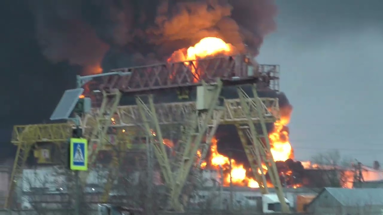 Нефтебаза в орле взрыв сегодня. Пожар нефтебазы в Белгороде 2022. Белгород Нефтебаза взрыв. Белгород вертолеты Нефтебаза взрыв. Пожар на нефтебазе в Белгороде.