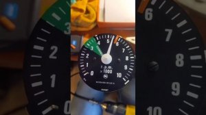 Проверка работоспособности тахометра перед окончательной сборкой.