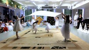 Новогодний утренник. Танец снежинок.