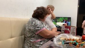 Приехала мама в гости / Счастливые внучки встречают бабулю / Семейный влог