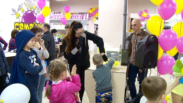 30.10.2017 Магазин "Семейный" отпраздновал день открытия розыгрышем ценных подарков смотреть онлайн