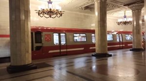 "На прибывающий поезд посадки нет!". Два "Юбилейных" на станции Автово.