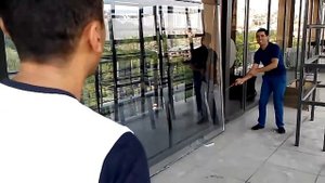 Разбивание закаленного стекла