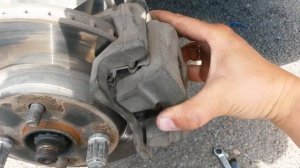 Стук суппорта nze 121 Toyota corolla runx