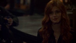 Саймон поёт в баре.