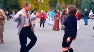 ТЫ ТАК КРАСИВО ТАНЦУЕШЬ ХАРЬКОВ ОКТЯБРЬ 2023 ТАНЦЫ В ПАРКЕ УКРАИНА #dance #kharkiv