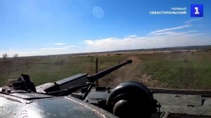 Экипажи танков и БМП на практике оттачивают своё мастерство