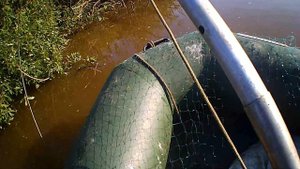 Интересная рыбалка подъёмником с лодки