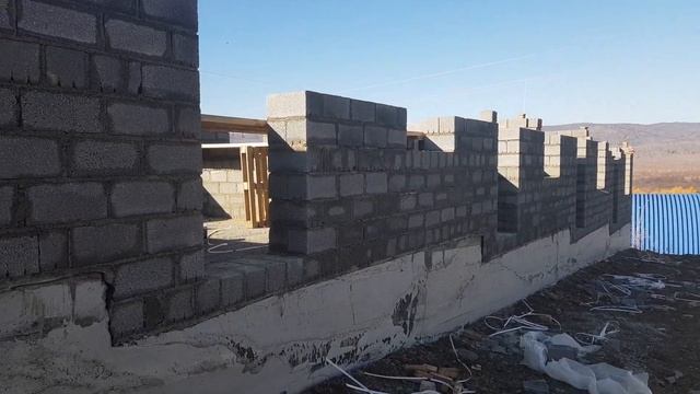 Все тонкости строительства на склоне! | Правильная кладка стен в мороз! | Строительство на Банном смотреть онлайн