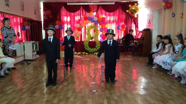 Танец от мальчиков на утреннике Амели для мам
