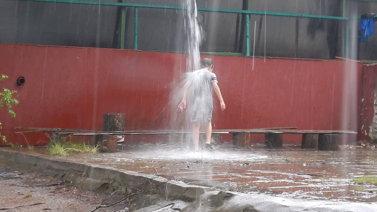 Дети бегают под потоком с крыши после дождя смотреть онлайн