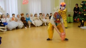Веселый Клоуны на новогоднем утреннике в детском саду