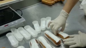 Покрываем эклеры помадкой