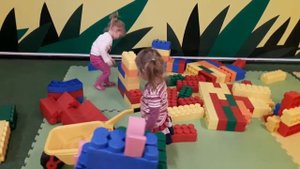 Джунгли парк.Классная игровая комната с большим батутом.Видео для детей.