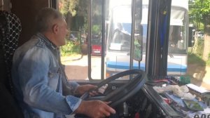 ПТС AJOKKI “Магнолия 83A” маневрирует во дворе Первого Канала ТВ Грузии. Сидим в кабине водителя