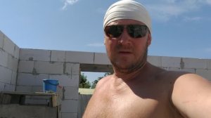 Вяжу арматурные каркасы и укладываю в перемычки из у-блоков