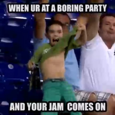 Юный болельщик жгет