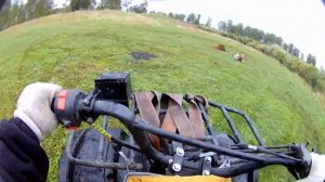 Катаемся на квадроцикле 
/дрифт по грязи и по мокрой траве