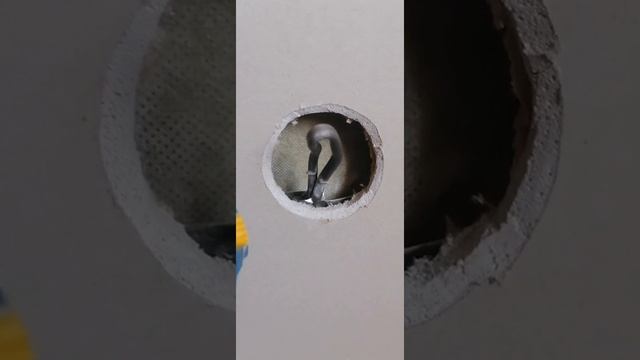 Вырезка монтажной коробки под розетку в гипсокартон смотреть онлайн