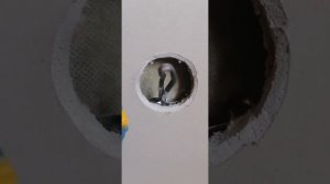 Вырезка монтажной коробки под розетку в гипсокартон