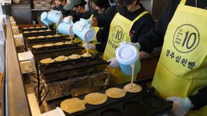 Сырная бомба! Хлеб с сыром и монетами — корейская уличная еда