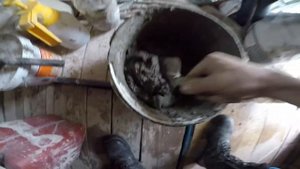 Как заделать большую щель пеной между потолком и стеной