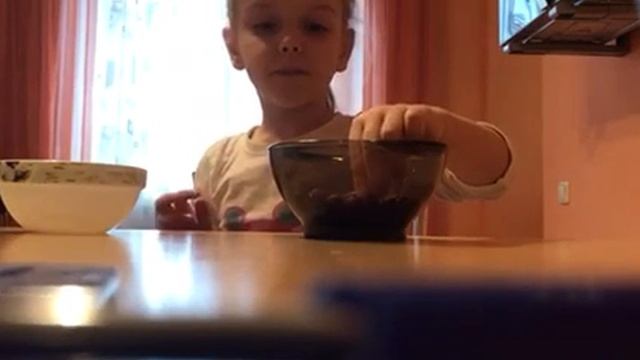 Яблочная шарлотка. Готовим с мамой смотреть онлайн