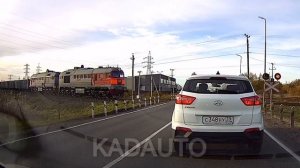 Рискованный проезд ЖД-переезда на Окружной в Калининграде. 24.10.21