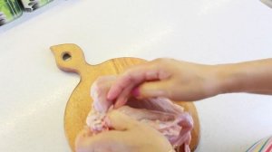 Как правильно и быстро отделить куриное филе от кости без ножа.