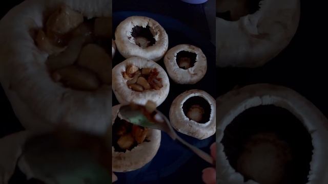 Фаршированные шампиньоны на сковороде  #шампиньоны #грибы #рецепт #наобед #фаршированныегрибы