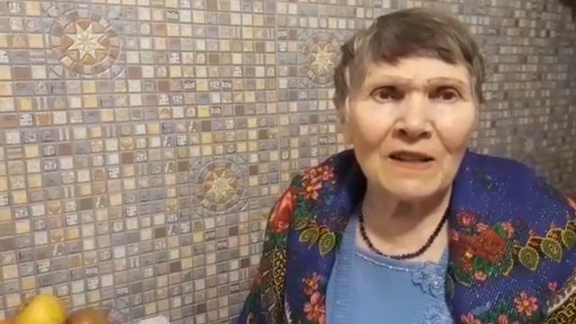 Маме 80 лет читает стихи.