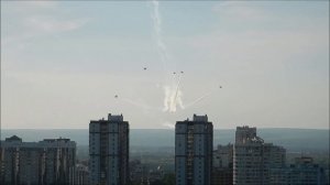 Имитация взрыва от пилотажной группы "Русь" в небе над Самарой 12.08.2022