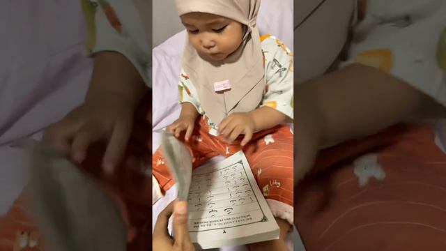 MasyaAllah Tabarakallah. Aisha belajar Iqro. 🤭