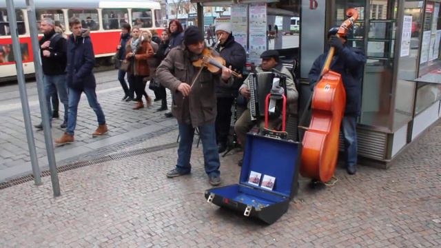 Уличные музыканты в Праге смотреть онлайн