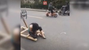 Байкер трюкач при попытке прокатить девушку ударил тросом между ног