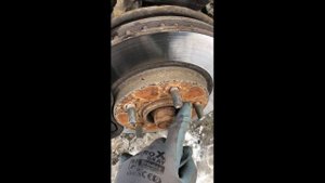 Замена тормозных колодок Мицубиси Аутлендер/Replacement of Mitsubishi Outlender front brake pads