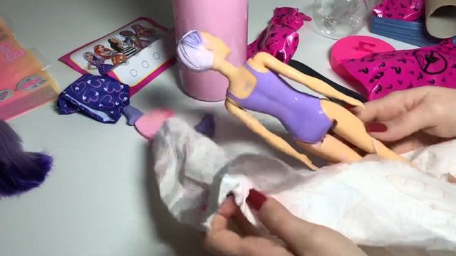 БАРБИ СЮРПРИЗ КУКЛА МЕНЯЕТ ЦВЕТ В ТУБЕ BARBIE COLOR REVEAL смотреть онлайн